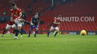 Bruno Fernandes menambah keunggulan untuk MU lewat titik putih di menit ke-83. Phil Noble/Pool via AP.