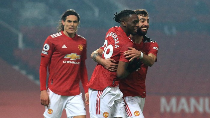 MANCHESTER, ENGLAND - FEBRUARY 02: Aaron Wan-Bissaka of Manchester United celebrates with team mate Bruno Fernandes of Manchester United after scoring their sides first goal during the Premier League match between Manchester United and Southampton at Old Trafford on February 02, 2021 in Manchester, England. Sporting stadiums around the UK remain under strict restrictions due to the Coronavirus Pandemic as Government social distancing laws prohibit fans inside venues resulting in games being played behind closed doors. (Photo by Lindsey Parnaby - Pool/Getty Images)