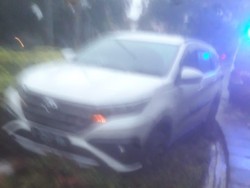 Diduga Hilang Kendali, Mobil Nyangkut di Taman Suropati Menteng