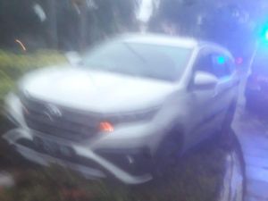 Diduga Hilang Kendali, Mobil Nyangkut di Taman Suropati Menteng Diduga Hilang Kendali, Mobil Nyangkut di Taman Suropati Menteng