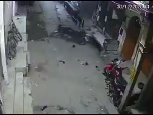 Hiii... Viral Motor Jalan Sendiri saat Diparkir