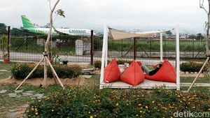 Nempel Bandara, Kafe di Bandung Ini Suguhkan Pemandangan Pesawat