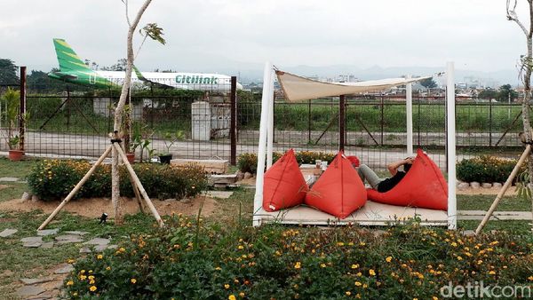 Nempel Bandara, Kafe di Bandung Ini Suguhkan Pemandangan Pesawat