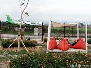 Nempel Bandara, Kafe di Bandung Ini Suguhkan Pemandangan Pesawat Nempel Bandara, Kafe di Bandung Ini Suguhkan Pemandangan Pesawat
