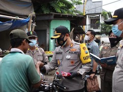 Operasi Yustisi di Nganjuk Juga Diisi dengan Bagi-bagi Masker