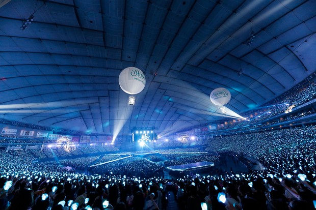 Pearl aqua ocean, lautan penggemar yang hadir pada konser SHINee dengan lightstick mereka / foto: twitter.com/shinee Pearl aqua ocean, lautan penggemar yang hadir pada konser SHINee dengan lightstick mereka / foto: twitter.com/shinee