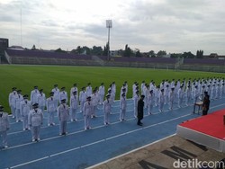Pakai Masker-Jaga Jarak, 143 Kades Dilantik di Stadion Galuh Ciamis