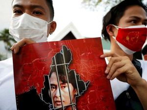 Pendukung Suu Kyi Melakukan Aksi Protes Usir Setan Kudeta Militer Myanmar Pendukung Suu Kyi Melakukan Aksi Protes Usir Setan Kudeta Militer Myanmar