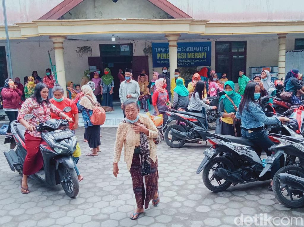 Pengungsi dari KRB 3 Gunung Merapi di Klaten Pulang Pengungsi dari KRB 3 Gunung Merapi di Klaten Pulang