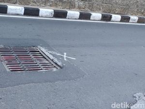 Penutup Gorong-gorong Tak Rata di Jl Gatsu Arah Tendean Mulai Diperbaiki