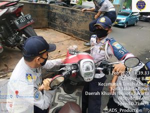 Parkir di Trotoar Jakarta Pusat, 110 Kendaraan Dicabut Pentil-Diderek