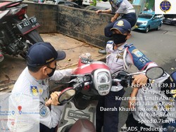 Parkir di Trotoar Jakarta Pusat, 110 Kendaraan Dicabut Pentil-Diderek
