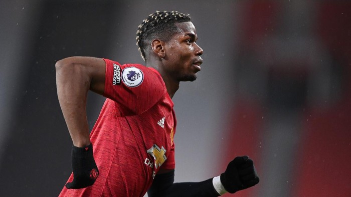 MANCHESTER, ENGLAND - JANUARY 27: Paul Pogba of Manchester United in action during the Premier League match between Manchester United and Sheffield United at Old Trafford on January 27, 2021 in Manchester, England. Sporting stadiums around the UK remain under strict restrictions due to the Coronavirus Pandemic as Government social distancing laws prohibit fans inside venues resulting in games being played behind closed doors. (Photo by Laurence Griffiths/Getty Images)