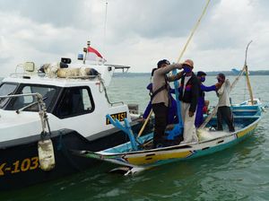 Polisi Bagikan Masker ke Nelayan di Tengah Laut Perairan Surabaya