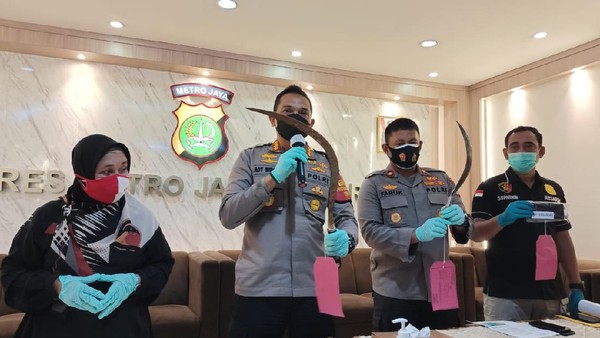 Polisi tangkap pelaku tawuran antargeng motor yang menewaskan 1 orang di Tambora Polisi tangkap pelaku tawuran antargeng motor yang menewaskan 1 orang di Tambora