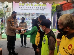 Polres Jakpus Bagikan 11 Ribu Masker di Rusun Tangguh Apron Kemayoran