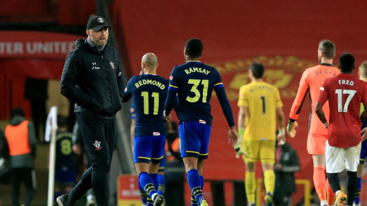 Hasenhuttl termenung usai timnya kalah 0-9 dari MU. Foto: Getty Images/Pool