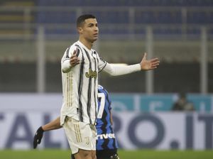 Jawaban Berani Pirlo Usai Ronaldo Cemberut karena Diganti