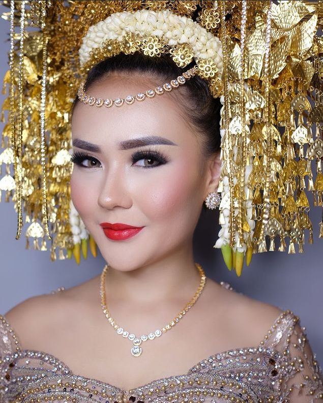 Makeup adat yang dilakukan Arman untuk Sarah