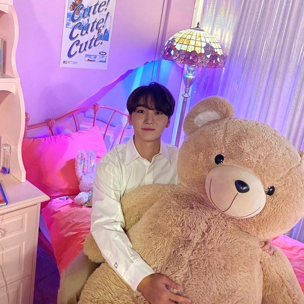 Seungkwan SEVENTEEN Seungkwan berpose dengan memeluk boneka beruang yang besar