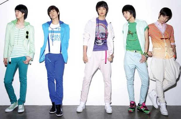 SHINee yang menjadi tren fashion di kalangan remaja dengan skinny jeans warna-warni / foto: smtown.com SHINee yang menjadi tren fashion di kalangan remaja dengan skinny jeans warna-warni / foto: smtown.com