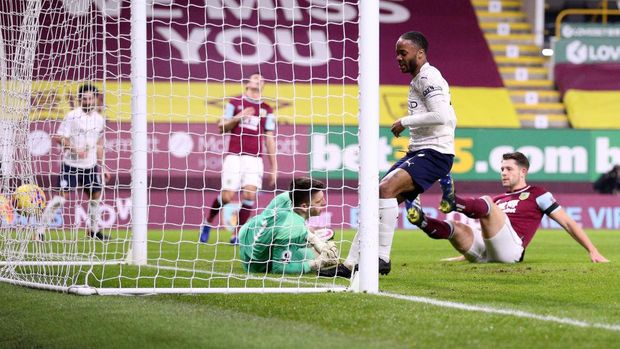 BURNLEY, ENGLAND - FEBRUARY 03: Raheem Sterling of Manchester City scores their side's second goal past Nick Pope of Burnley whilst under pressure from James Tarkowski (R) of Burnley during the Premier League match between Burnley and Manchester City at Turf Moor on February 03, 2021 in Burnley, England. Sporting stadiums around the UK remain under strict restrictions due to the Coronavirus Pandemic as Government social distancing laws prohibit fans inside venues resulting in games being played behind closed doors. (Photo by Alex Pantling/Getty Images)