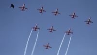 Atraksi Pesawat Angkatan Udara Bermanuver di Langit India
