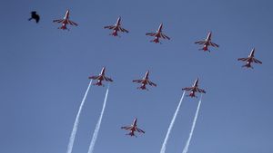 Atraksi Pesawat Angkatan Udara Bermanuver di Langit India