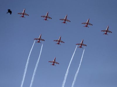 Atraksi Pesawat Angkatan Udara Bermanuver di Langit India