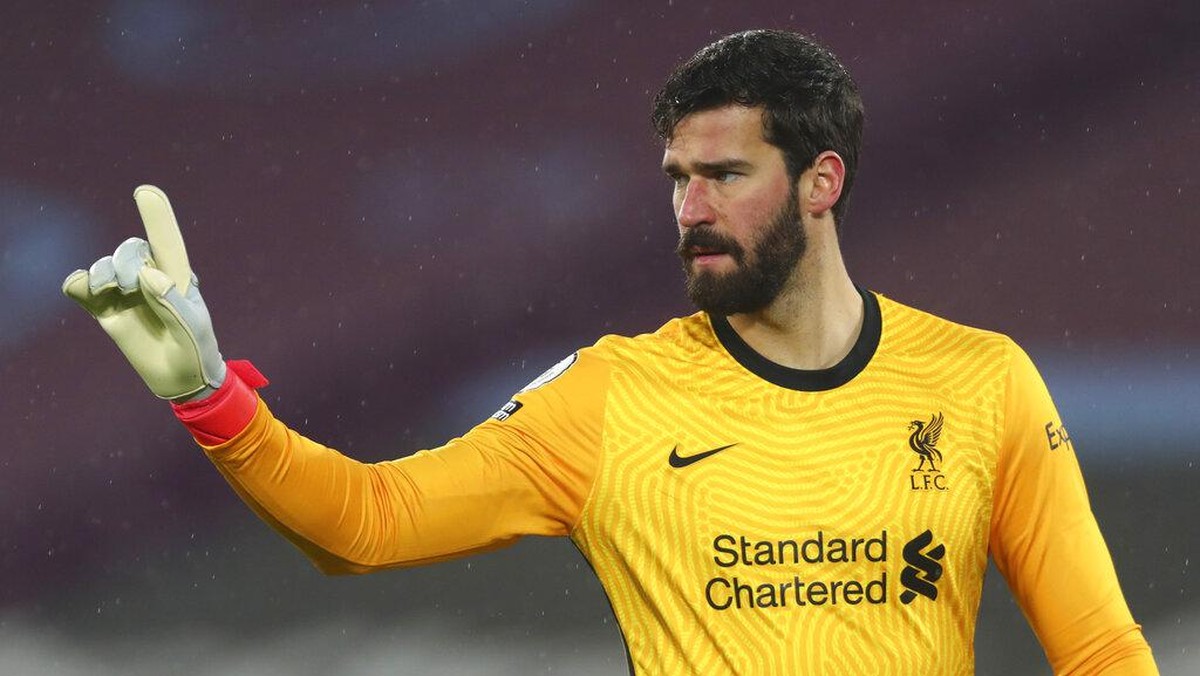 Alisson Becker absen lawan Brighton gara-gara tidak enak badan (AP/Clive Rose)