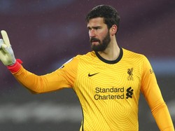 Alisson Absen Lawan Brighton, Cedera Lagi Kah?