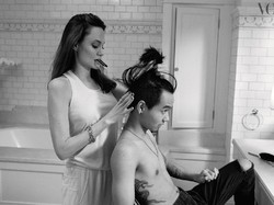 Jarang Terekspos, Momen Angelina Jolie Potong Rambut Anaknya saat Karantina