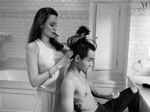 Jarang Terekspos, Momen Angelina Jolie Potong Rambut Anaknya saat Karantina Jarang Terekspos, Momen Angelina Jolie Potong Rambut Anaknya saat Karantina