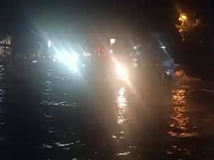 Terendam Banjir, Jalur Pantura Pasuruan Ditutup