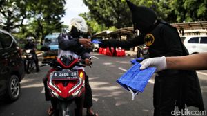 Bantu Cegah Corona, Batman-Spiderman Bagikan Masker di Jakarta