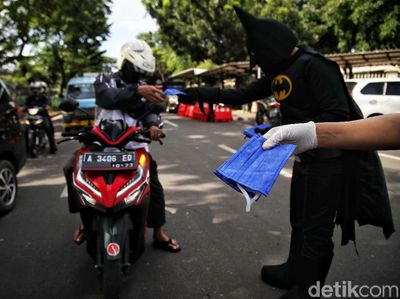 Bantu Cegah Corona, Batman-Spiderman Bagikan Masker di Jakarta