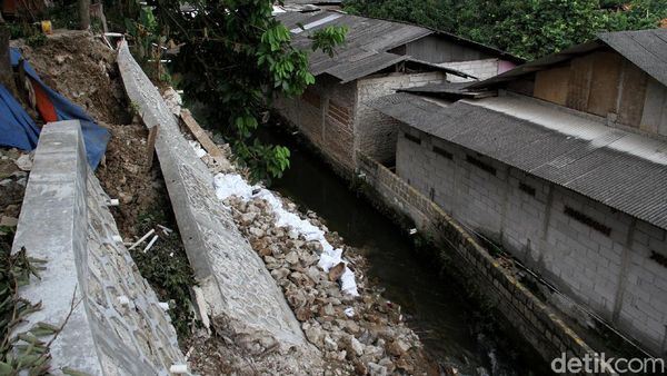 Penampakan Terkini Turap Longsor di Srengseng Sawah Jaksel