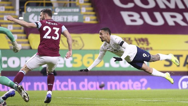 Manchester City's Gabriel Jesus scores his side's opening goal during the English Premier League soccer match between Burnley and Manchester City at Turf Moor stadium in Burnley, England, Wednesday, Feb. 3, 2021. (Alex Pantling/Pool via AP)