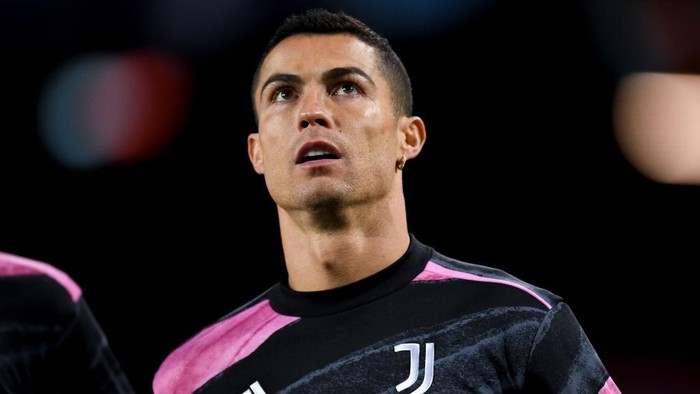 BARCELONA, SPAIN - DECEMBER 08: Cristiano Ronaldo of Juventus looks on during the warm up prior to the UEFA Champions League Group G stage match between FC Barcelona and Juventus at Camp Nou on December 08, 2020 in Barcelona, Spain. Sporting stadiums around Spain remain under strict restrictions due to the Coronavirus Pandemic as Government social distancing laws prohibit fans inside venues resulting in games being played behind closed doors. (Photo by David Ramos/Getty Images)