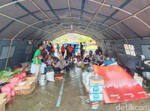 5 Hari Terisolir Banjir, Warga di Kudus Ini Andalkan Transportasi Perahu