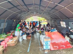 5 Hari Terisolir Banjir, Warga di Kudus Ini Andalkan Transportasi Perahu