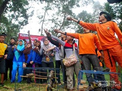 1.000 Bendera Merah Putih Berkibar di Puncak Gunung Lawu