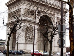 18 Jam yang Menegangkan di Paris