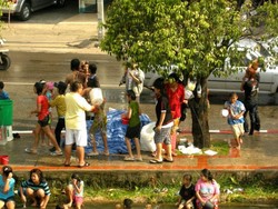 9 Tips Mengikuti Festival Songkran Untuk Traveler