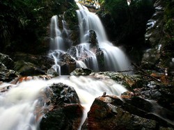 Aaah! Segarnya Air Terjun Guruh Gemurai di Riau