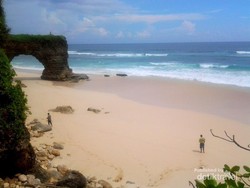 Ada Batu Karang Bolong, Pantai Bwanna di Sumba Seindah Nirwana