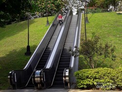Ada Eskalator Tapi di Tengah Taman!