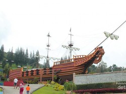 Ada Kapal Bajak Laut Terdampar di Funland Berastagi