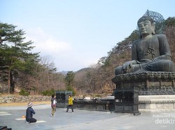 Ada Patung Buddha Raksasa di Taman Nasional Ini