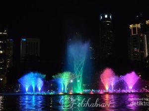 Air Mancur Menari Menara Petronas, Keren!
